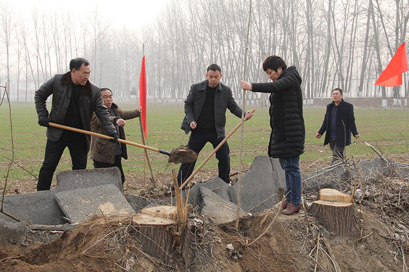 博農(nóng)集團(tuán)領(lǐng)導(dǎo)、基層黨政負(fù)責(zé)人等同志積極參加植樹活動
